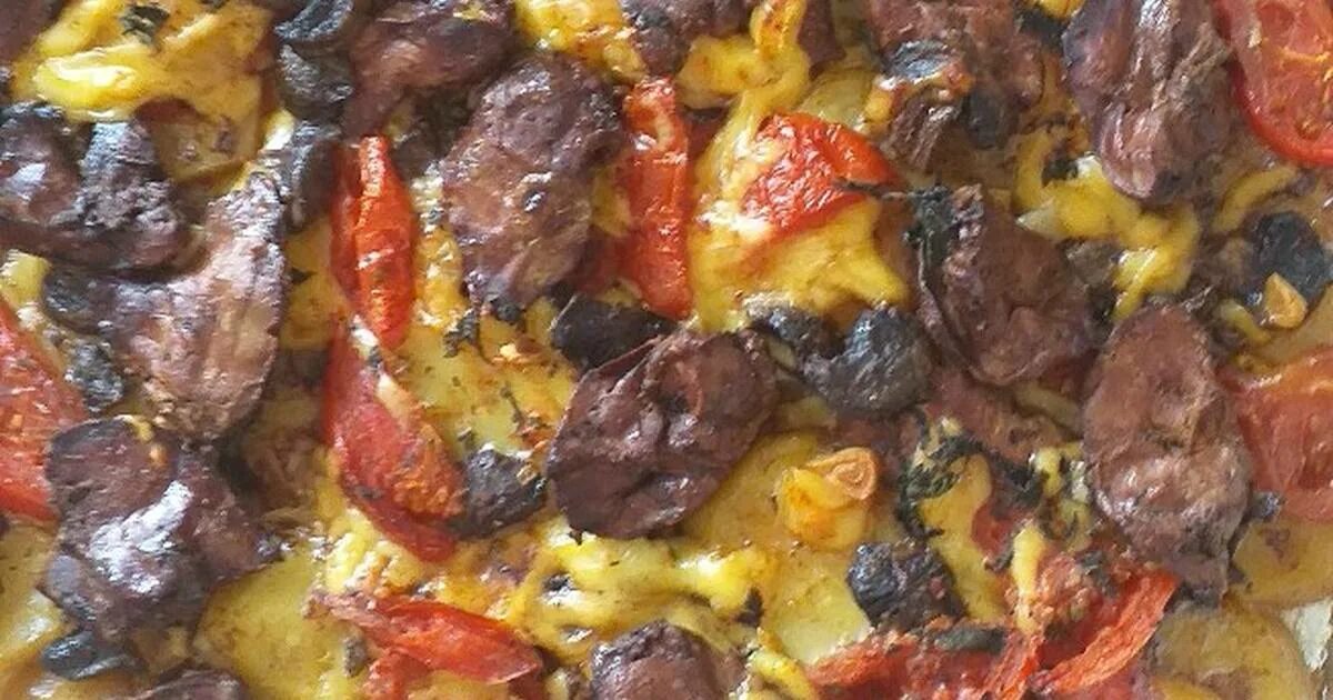 Куриная печень с овощами в духовке. Печень куриная под сыром. Как вкусно приготовить куриную печень в духовке. Куриная печень в духовке. Куриная печень в духовке.