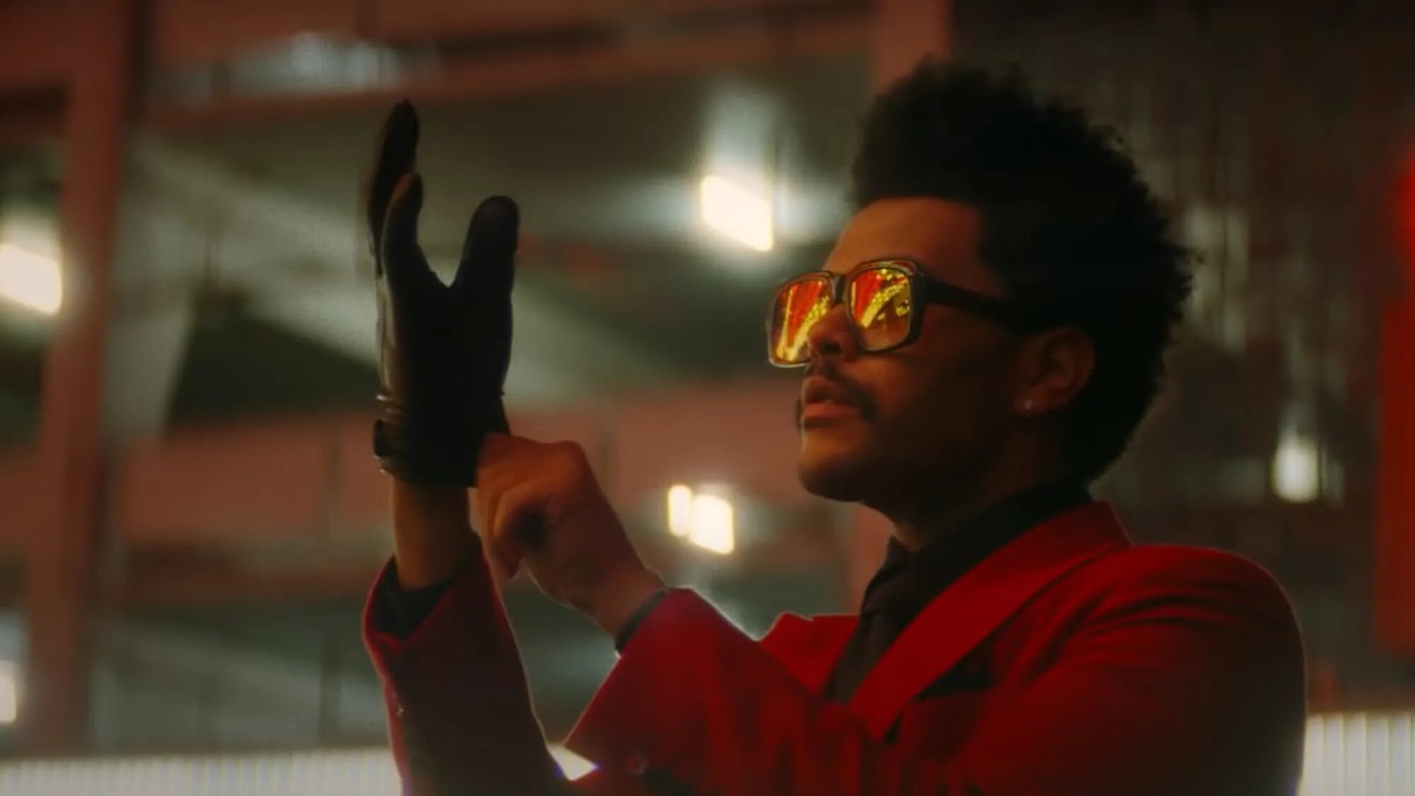 Как называется песня лежать. The Weeknd. Weekend Blinding Lights. Building Lights the Weeknd. The Weeknd певец 2020.