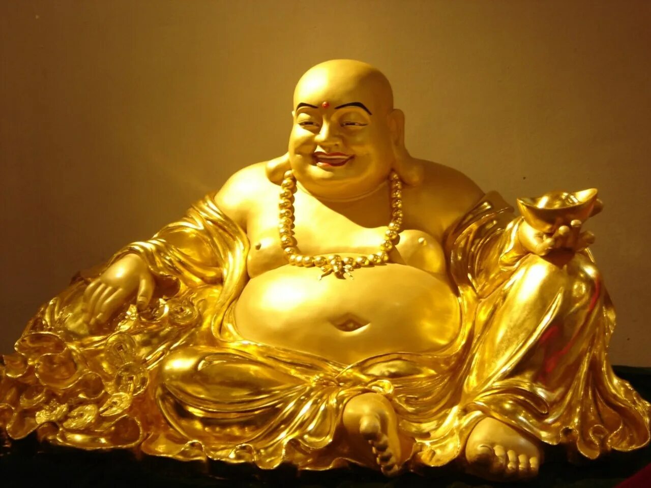Бог достатка. Бог богатства китайский Хотэй. Золотую статуэтку Будды Шакьямуни. Будда Бог богатства. Буддийский Бог богатства Хотей.