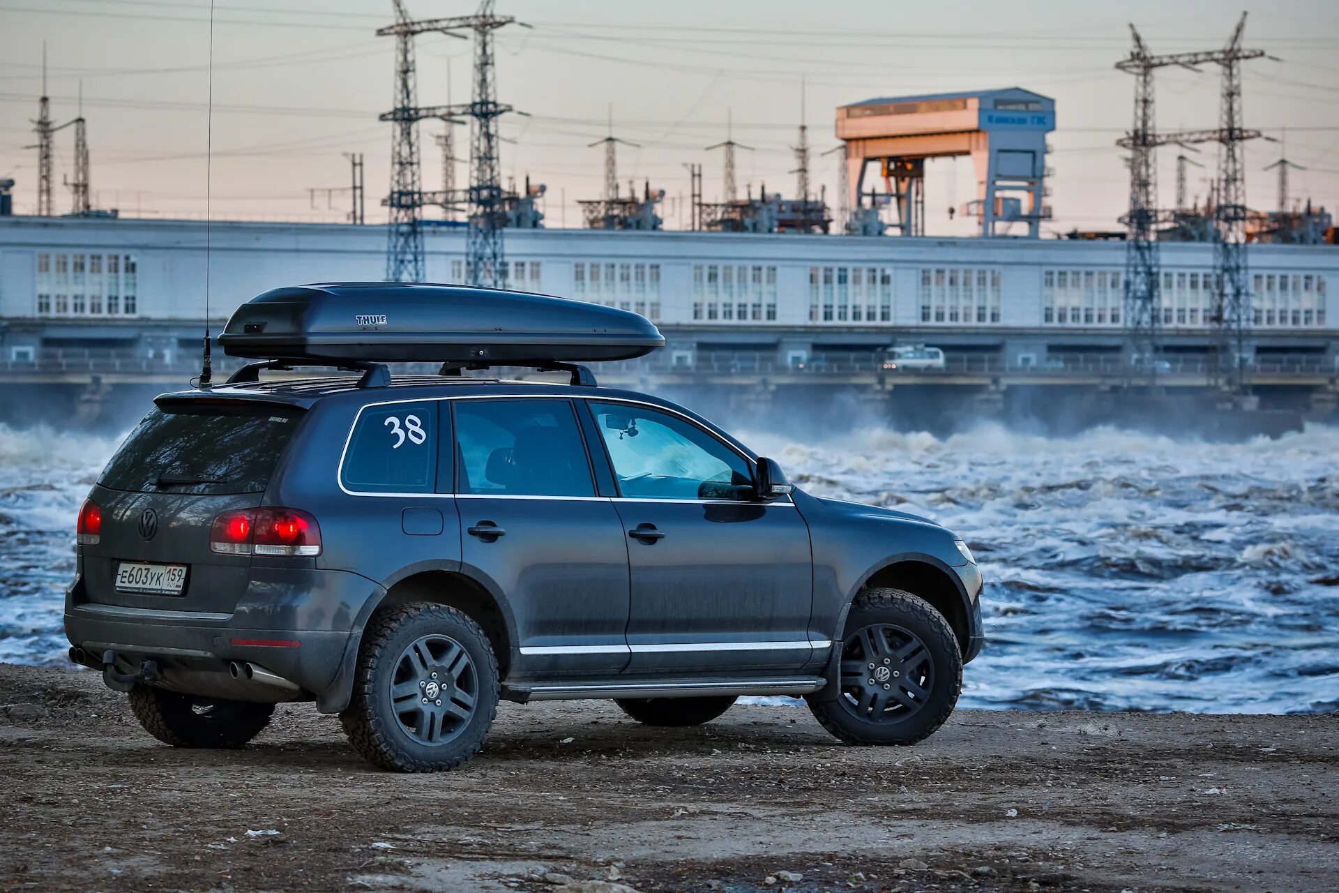 Багажники volkswagen touareg. Багажник на крышу Туарег 2008. Бокс на крышу Фольксваген Туарег. Бокс на крышу Туарег 2008. Бокс на крышу Touareg 3.