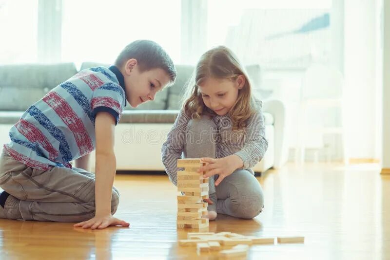 Брат и сестра играют в игрушки. Встал на старшую сестру. Siblings playing together in room. Брат с сестрой играют в карты. Девочка играет с сестрой.