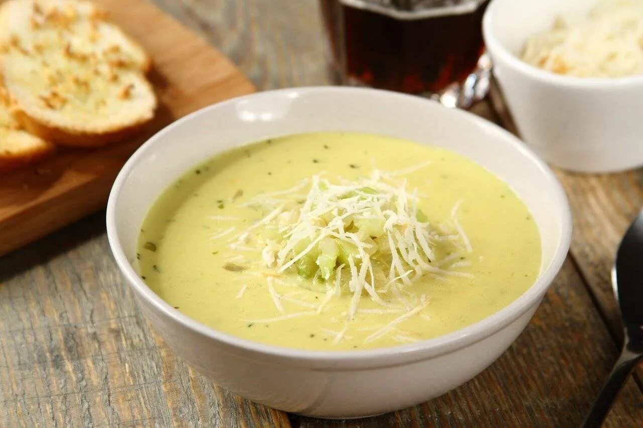 Суп с лапшей и сыром. Суп романо сырный. куриный сырный суп. суп с плавленным сыром. сырный суп с плавленным сыром.