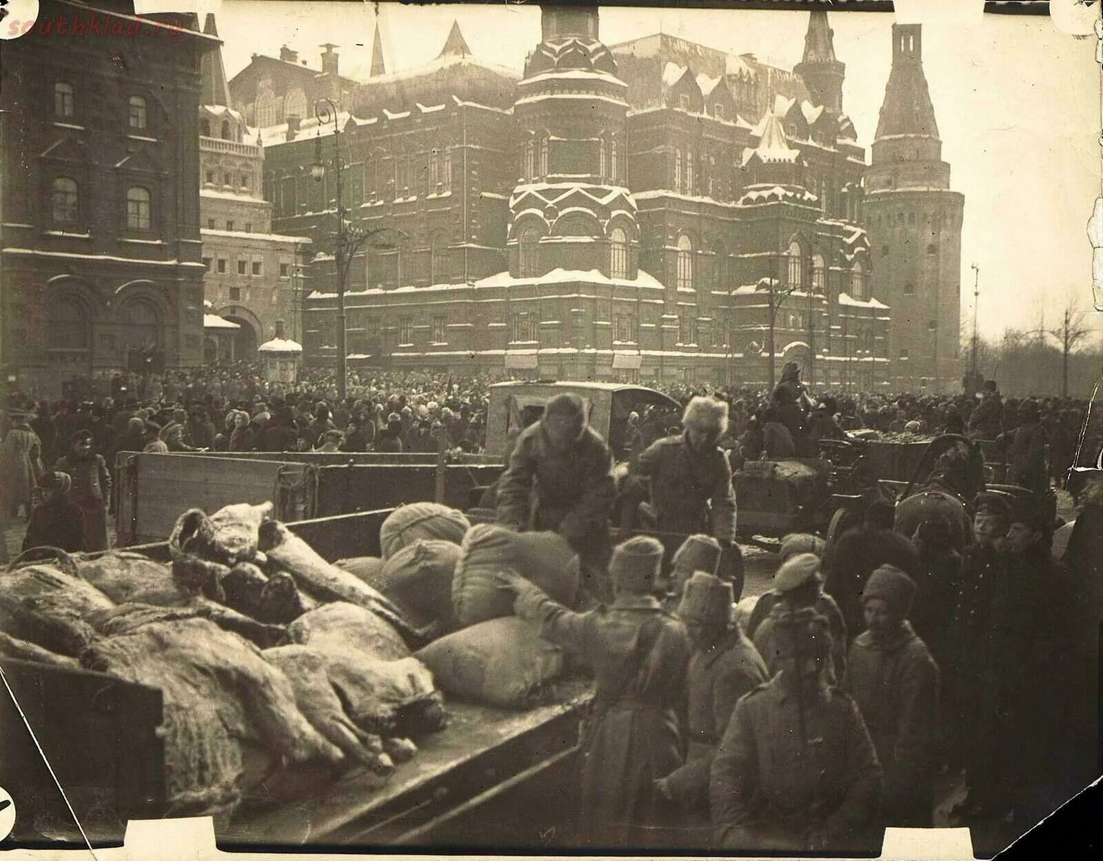 Москва 1919 год фото. Москва 1917 год фото. Самокатчики в москве. Ленин на красной площади во время первомайской демонстрации в 1919г. Ленин на красной площади в москве 1919 год.