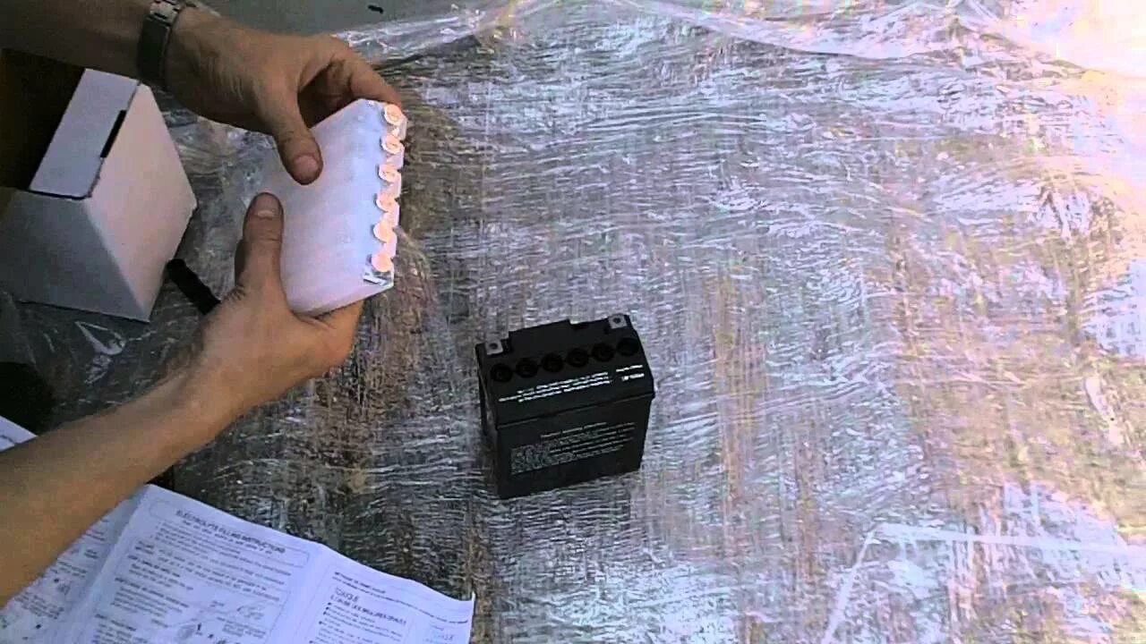 Аккумулятора электролитом видео. Заправка аккумулятора электролитом в п. ува телефон. варта заправка.