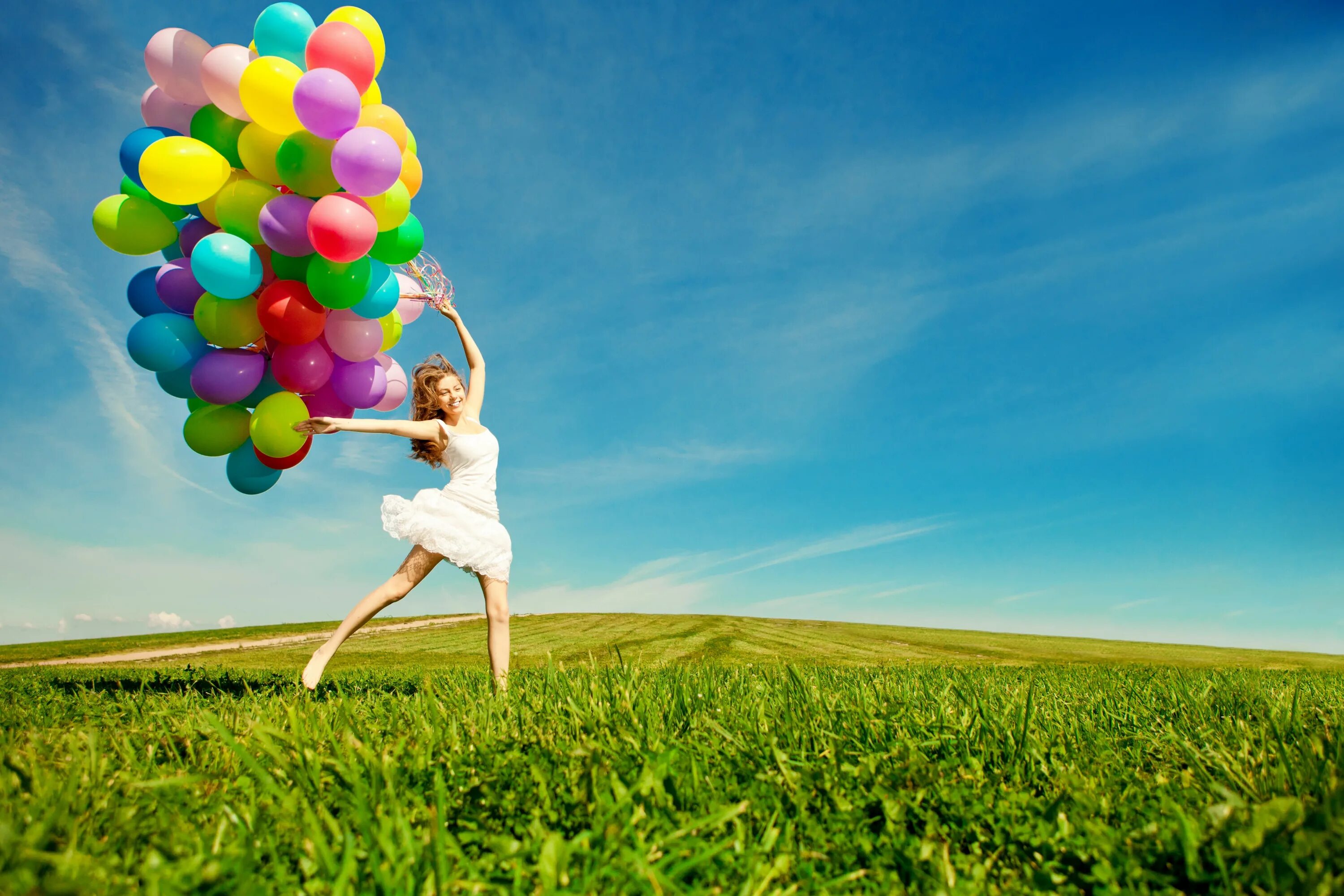 Праздник радости. Девушка с воздушными шарами. Счастье с воздушными шарами. Девушка с шариками воздушными. Счастливая девушка с шарами воздушными.