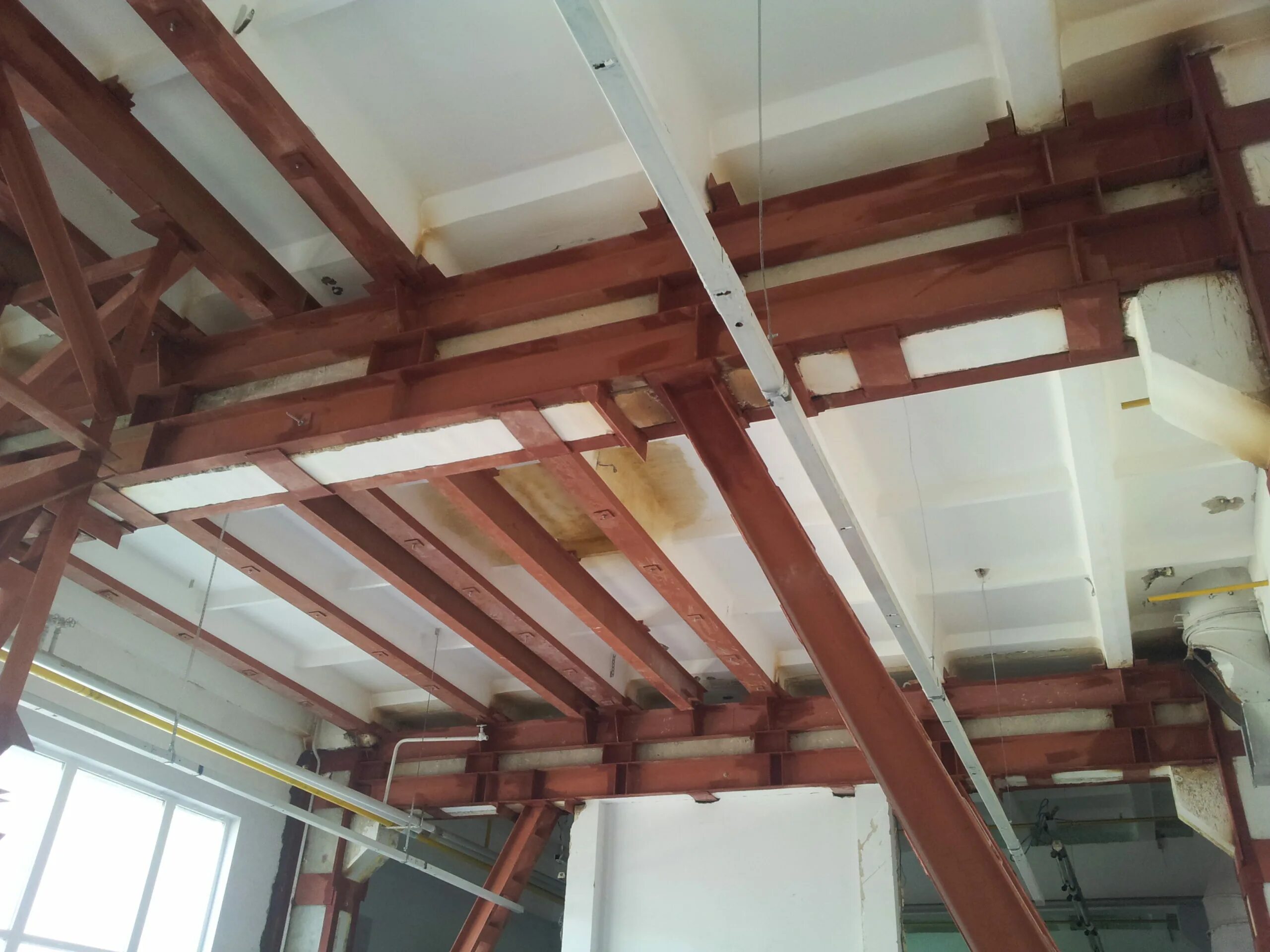 Ригель перекрытия металлические. Усиление ж/б конструкций. Подведение металлических разгружающих балок снизу. Навес из двутавровой балки металлической 20. Каркас ангара из двутавровых балок.