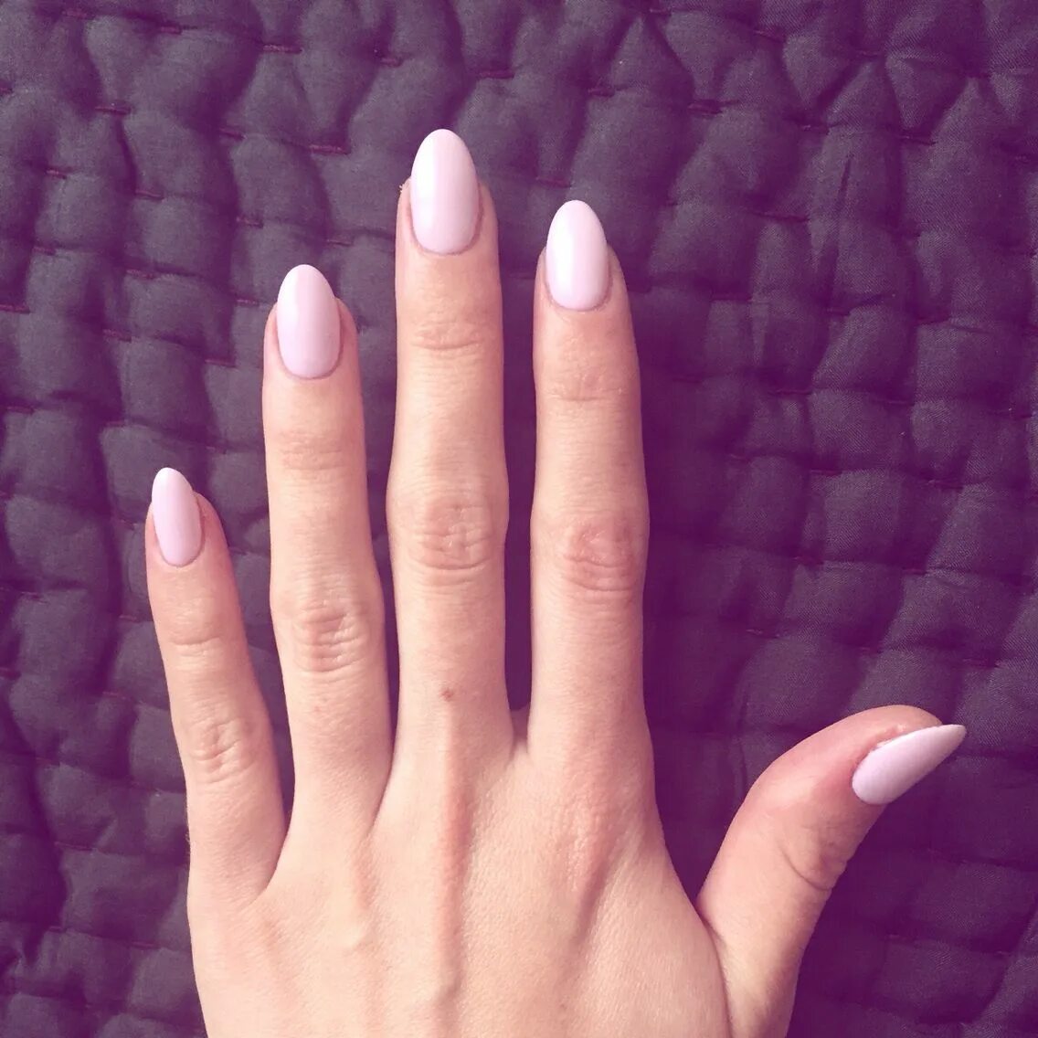 Черно белый маникюр. Красивые ногти на руках. Маникюр среднего пальца. Красивый фон для маникюра. Маникюр среднего пальца.