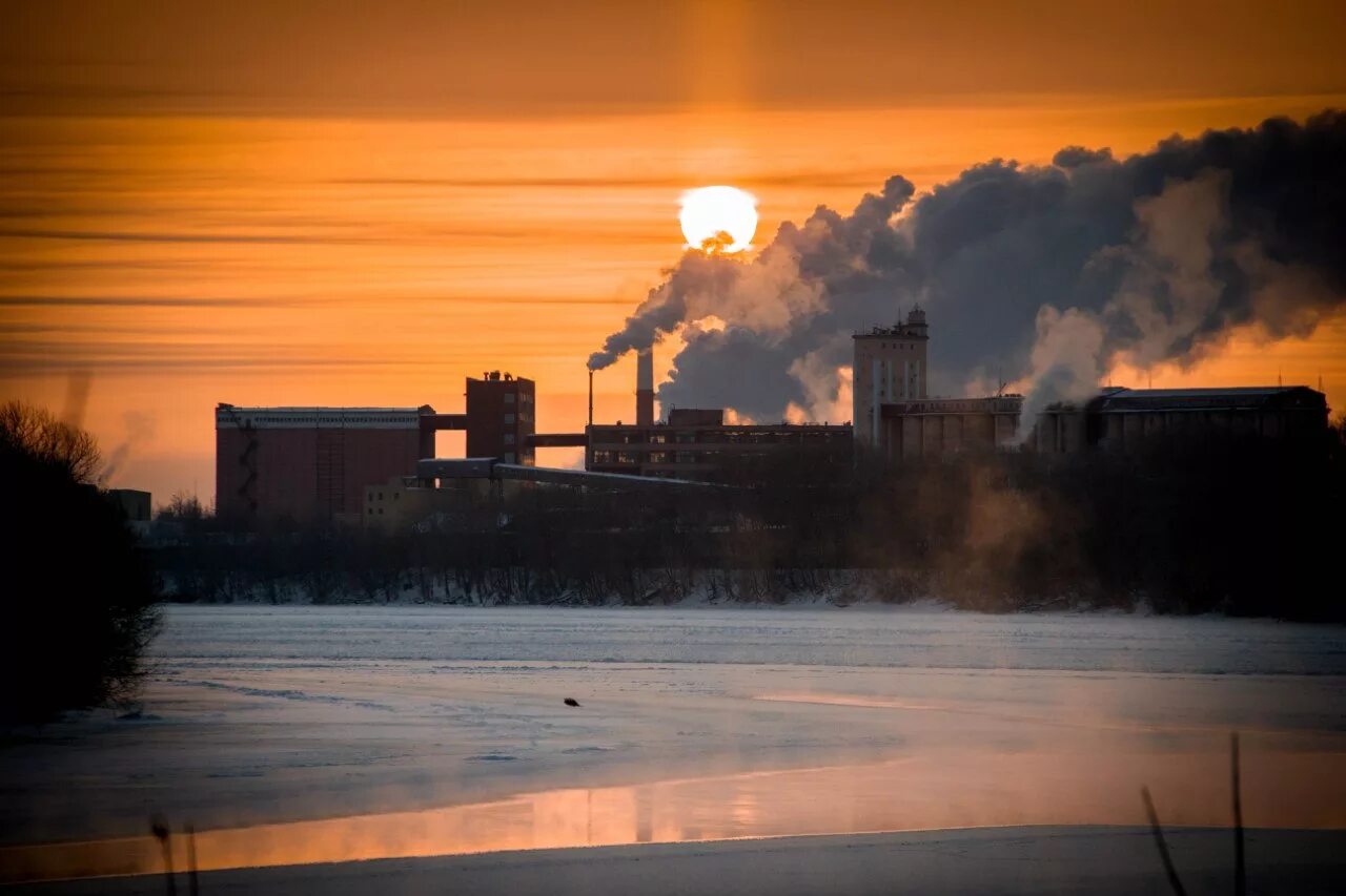 Завод на реке. Загрязнение воздуха в Твери. Экология Твери. Загрязнение Волги. Атмосферное загрязнение воды