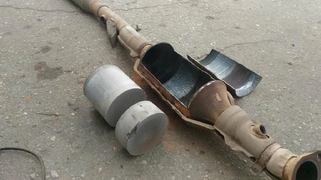 Legacy bl5 номер катализатора. Катализатор. Катализатор в автомобиле. Как выглядит кат. Сажевый фильтр на камазе 4308.