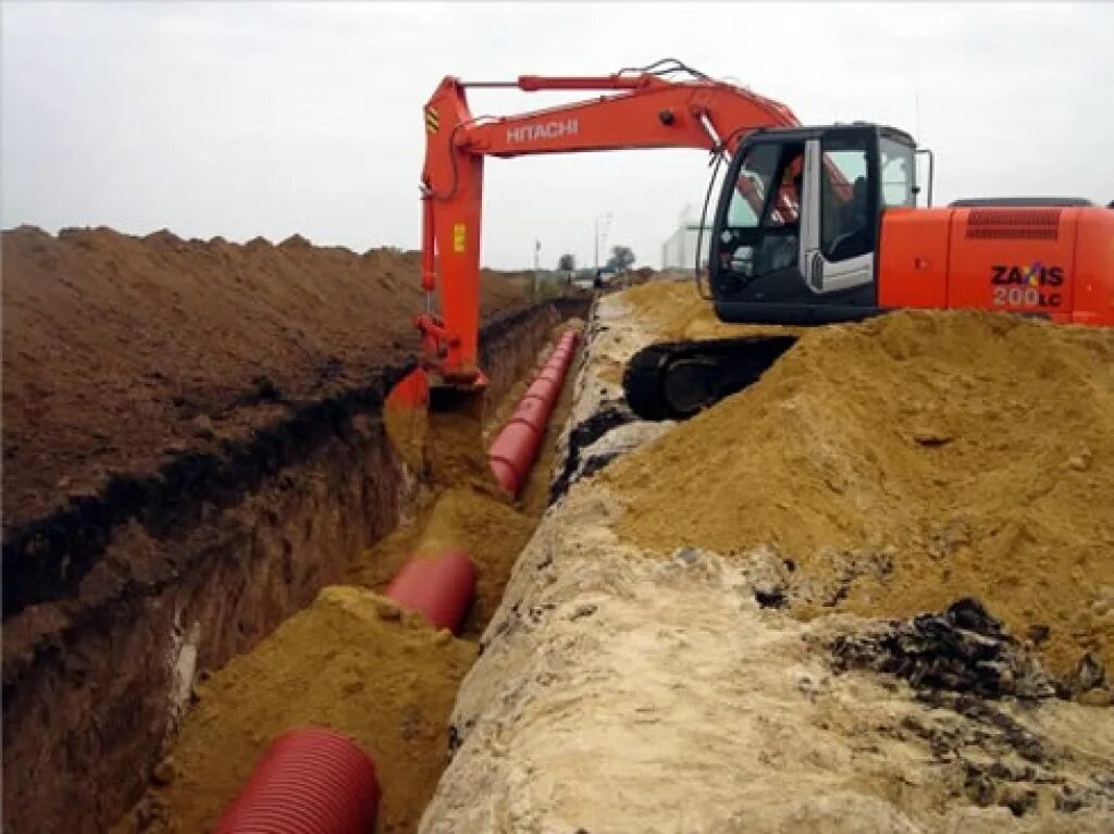 прокладка магистральных трубопроводов. котлован газопровода. траншея под трубу. засыпка траншеи. монтаж трубопровода 1000мм краном.