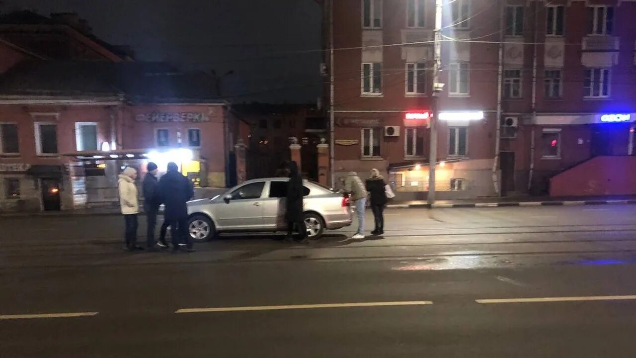 Тула ночь 2. Пешеход. пешеход на переход. улица ночью.