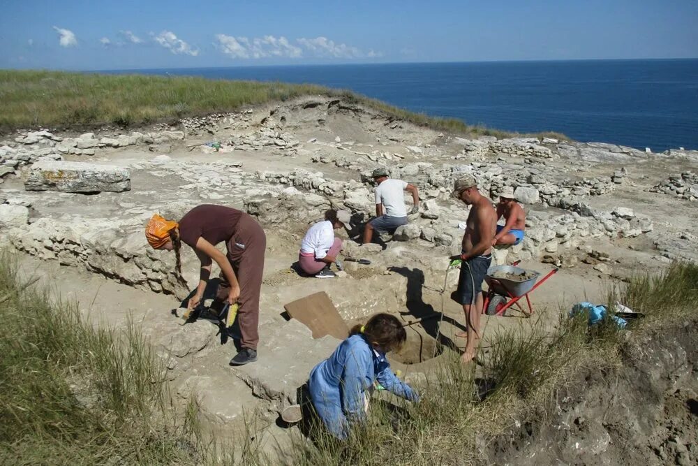 Мавзолей кердери аральское море. Яковенково археологическая экспедиция. Яковенково кыз аул раскопки. Яковенково кыз аул раскопки. Фанагорийская археологическая экспедиция.