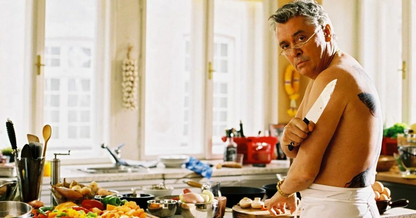 Муж на кухне. Повар-вор фильм 2004. Повар вор. Мужчина в фартуке на кухне. Мужчина в переднике на кухне.