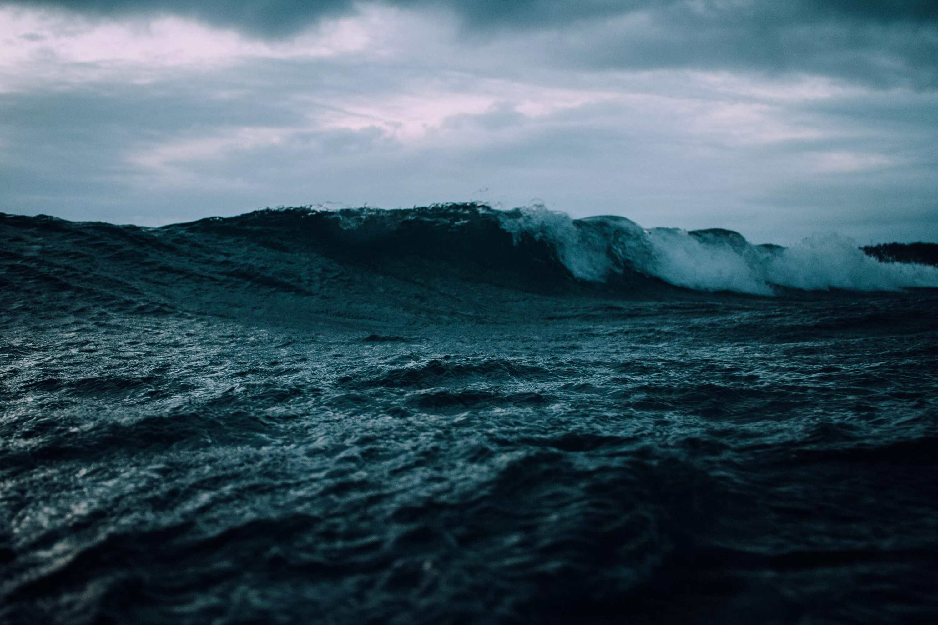 Есть черный океан. Темное море. Мрачное море. Бушующий океан. Бушующее море.