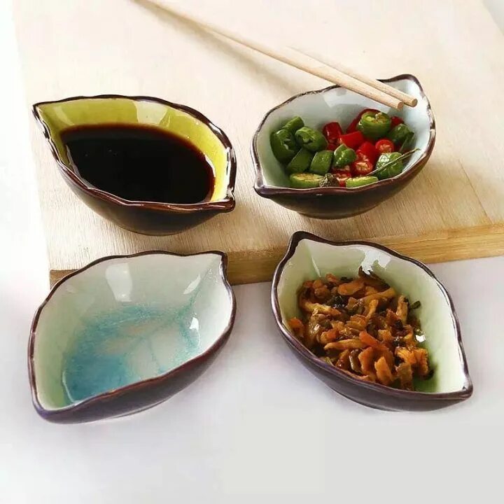 Тарелка для соуса. Японская посуда для соуса. Тарелка со специями. Соус на тарелке. Соусница для соевого соуса.