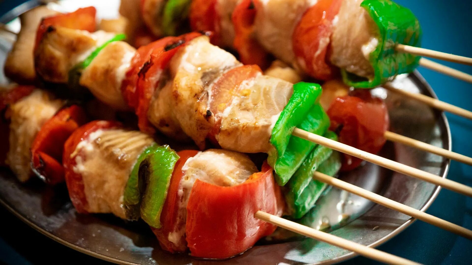 шашлык на шампурах на мангале. шашлык на шампуре. шашлык на шампурах на мангале. шашлык на шампуре. сочный шашлык.