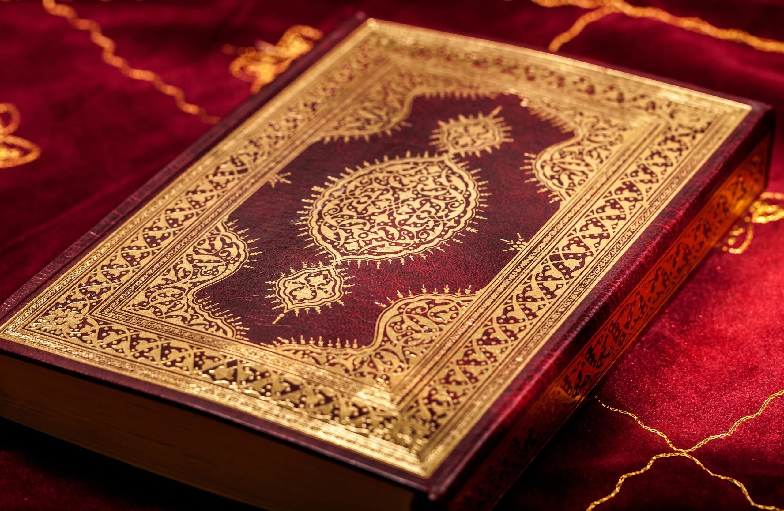 книга куран карим. священный коран. священный коран. куран карим сура. мусульманство коран.
