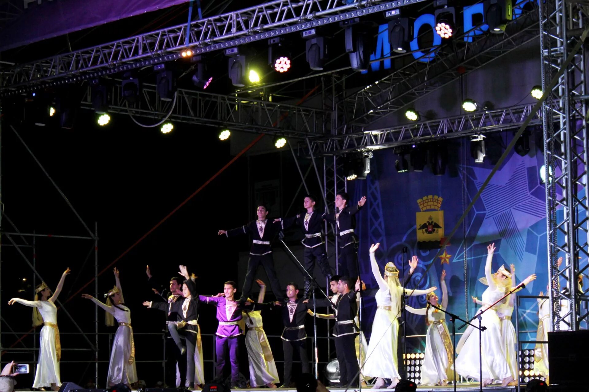 Новороссийск праздник. Фестиваль малая земля новороссийск. Кинофестиваль малая земля новороссийск. Городской центр национальных культур новороссийск. Фестиваль национальных культур новороссийск.