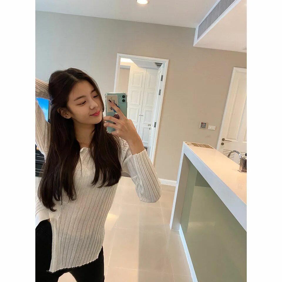 Itzy mirror. Лия itzy эстетика. лиа из itzy селфи. лиа итзи эстетика. itzy лиа эстетика.