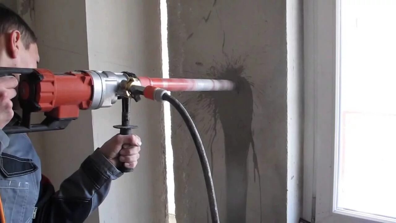 Сверление отверстий под кондиционер. Перфоратор для установки кондиционеров. Бурение отверстий для кондиционера. Бурение отверстия под кондиционер перфоратором. Алмазное бурение для кондиционера.
