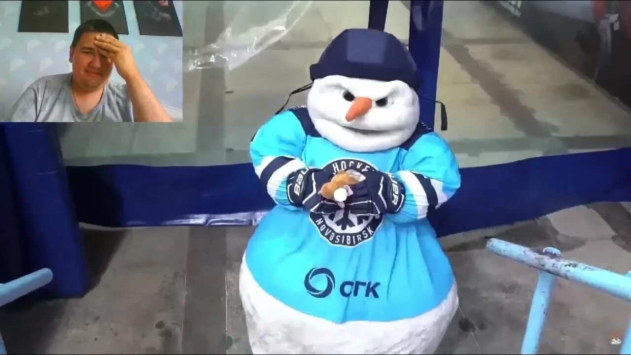 Толстожопый снеговик видео. Маскот толстожопый снеговик. толстожопый снеговик. маскотом какой футбольной команды является толстожопый снеговик.