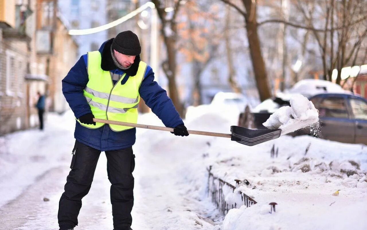 Уборка зимнего. Уборка снега. дворник. уборка снега клининг. уборщик улиц.