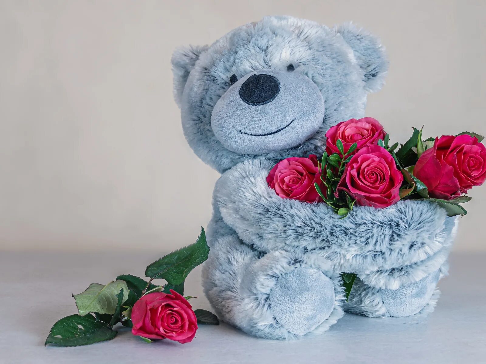 с днем пождения мишка теди. с днем рождения мишка. поздравления с днём рождения. медвежонок с цветами. с днем рождения девушке мишка.