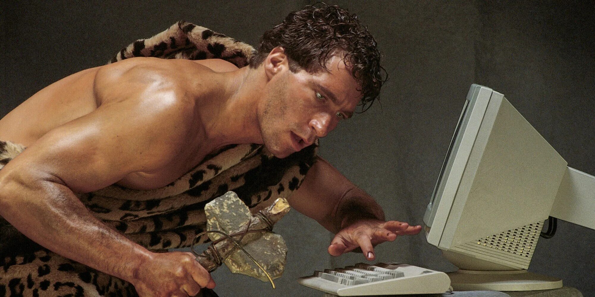 Человек который многого не умел. Неандерталец и компьютер. Первобытный человек за компом. Древний человек за компьютером. Пещерный человек с ноутбуком.