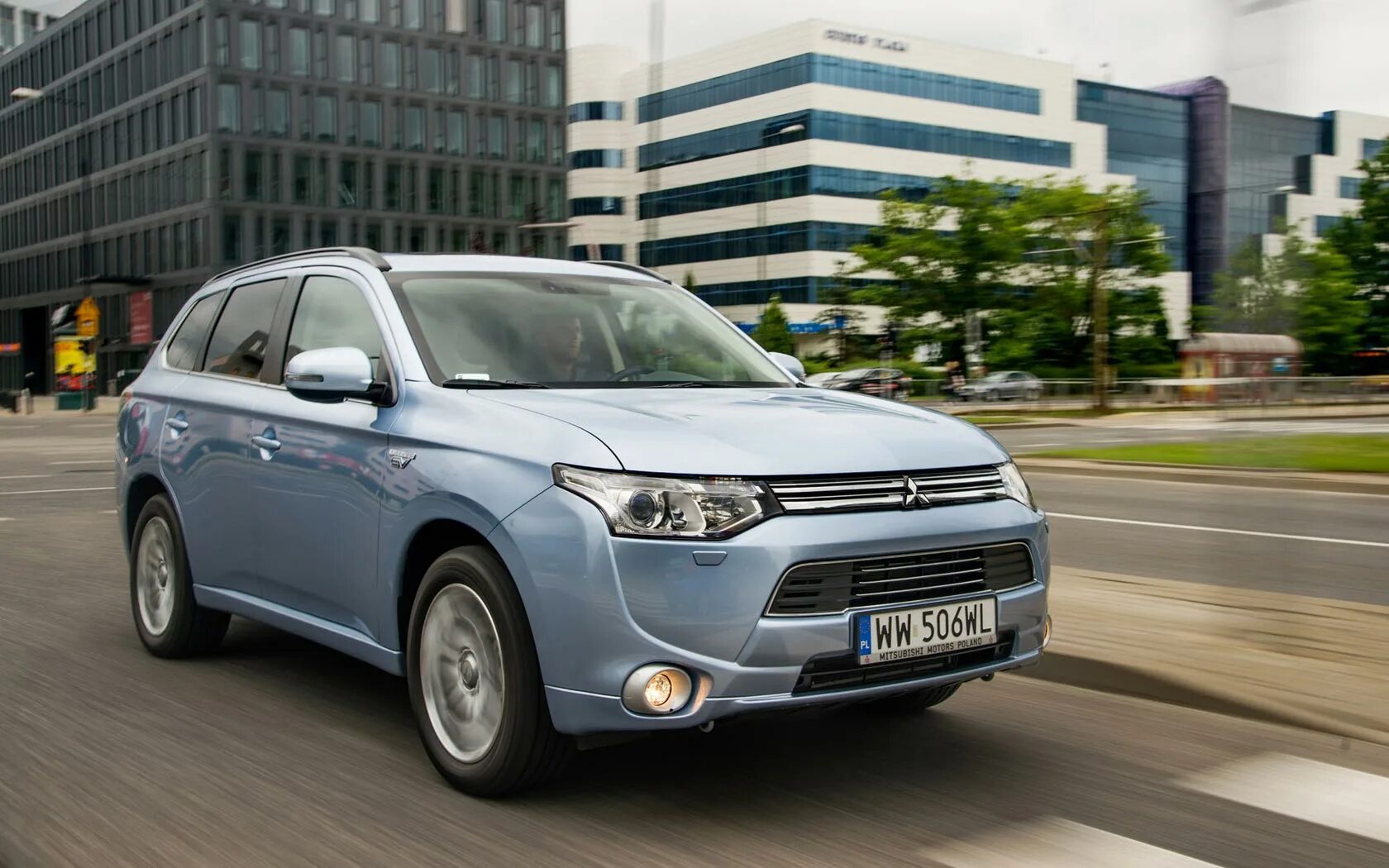 Mitsubishi гибрид. Mitsubishi Outlander PHEV 2013. Митсубиси Аутлендер PHEV 2015. Mitsubishi Outlander Hybrid 2013. Mitsubishi Outlander PHEV 2015.