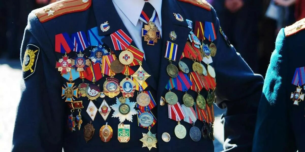 ордена на пиджаке. медали на мундире. сколько медалей в ряду на парадном. сколько медалей в ряду на парадном. награды на форме военных.
