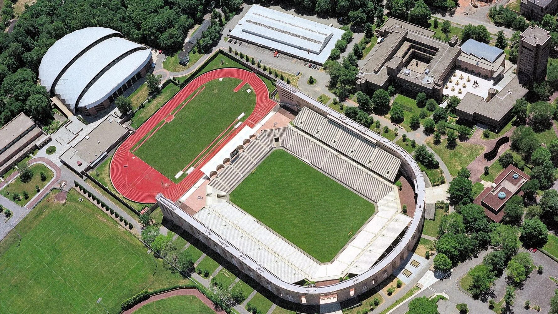 Стадионы университетов. Стадионы университетов США. Стадион РУДН. Стадион университета Акдениз.