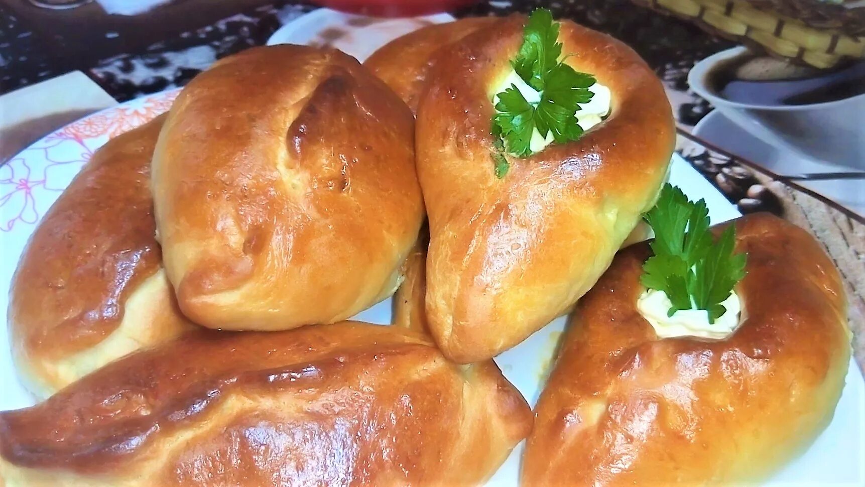 Лучшие дрожжевые пирожки рецепт. Вкусное тесто для пирожков дрожжевое. пирожки духовые. расстегаи из дрожжевого безопарного теста. пироги из дрожжевого безопарного теста.