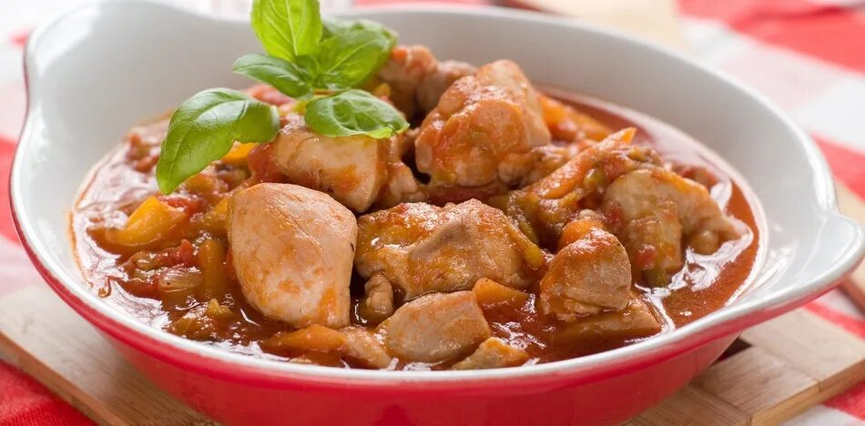 Курица гуляш на сковороде. Гуляш куриный. Гуляш из курицы на сковороде с подливкой. Гуляш из куриной грудки с подливкой. Куриные кусочки на сковороде с подливкой.