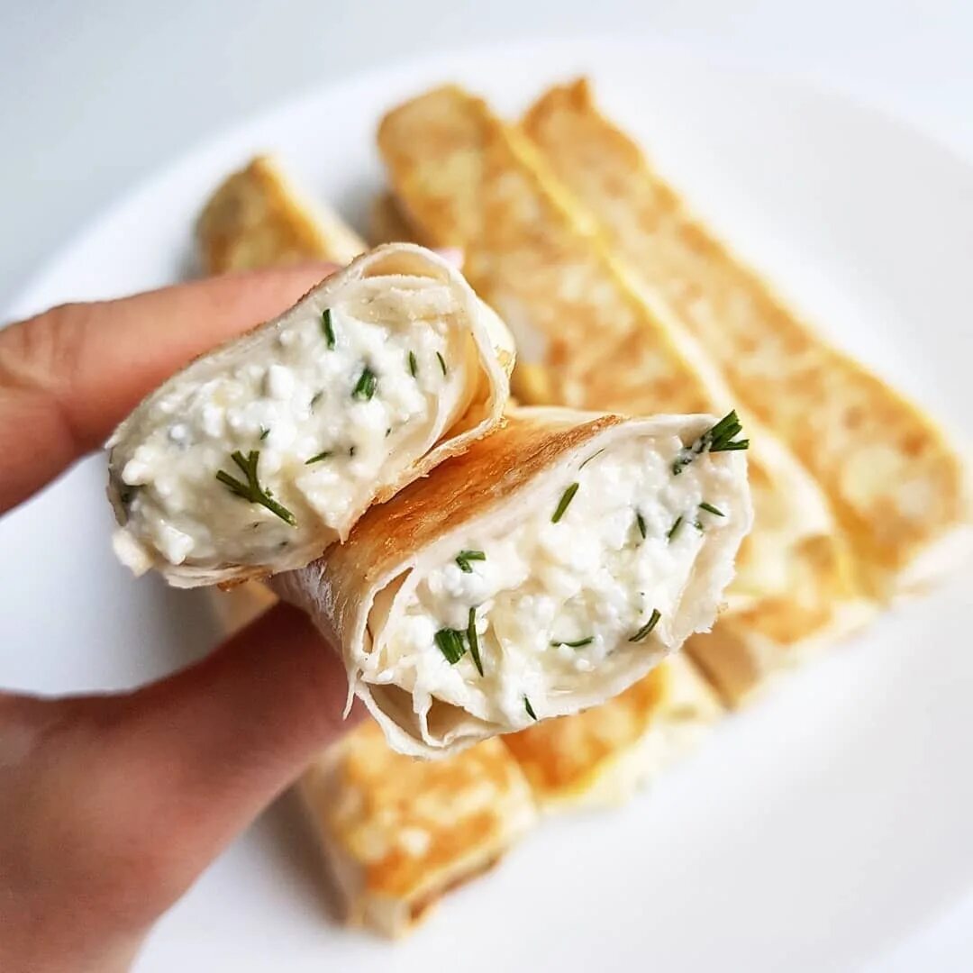 Как приготовить лаваш с начинкой сыром. Жареный лаваш с колбасой и сыром. Треугольники из лаваша с сыром. Лаваш с сыром. Лаваш с сыром.