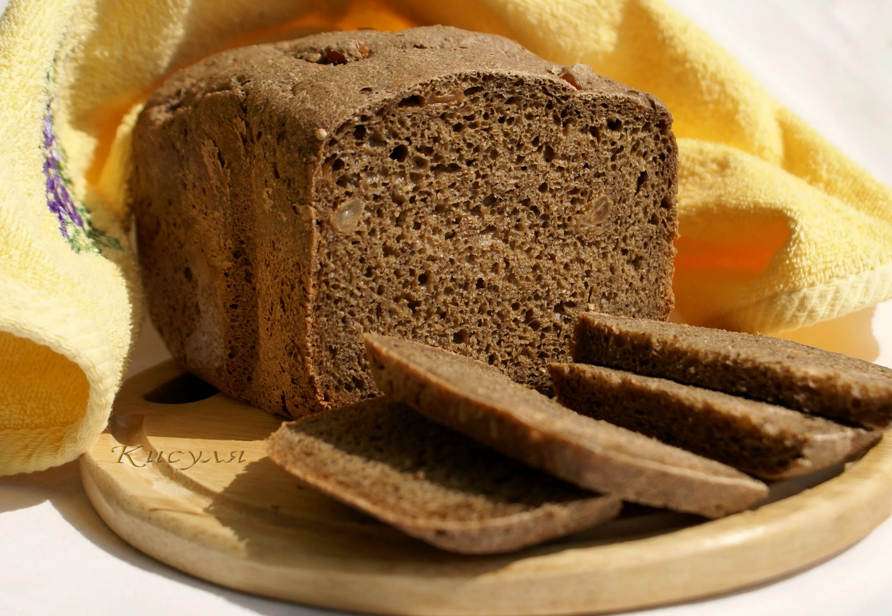 Черный хлеб. Ржаной хлеб. Черный ржаной хлеб. Бородинский хлеб в хлебопечке.