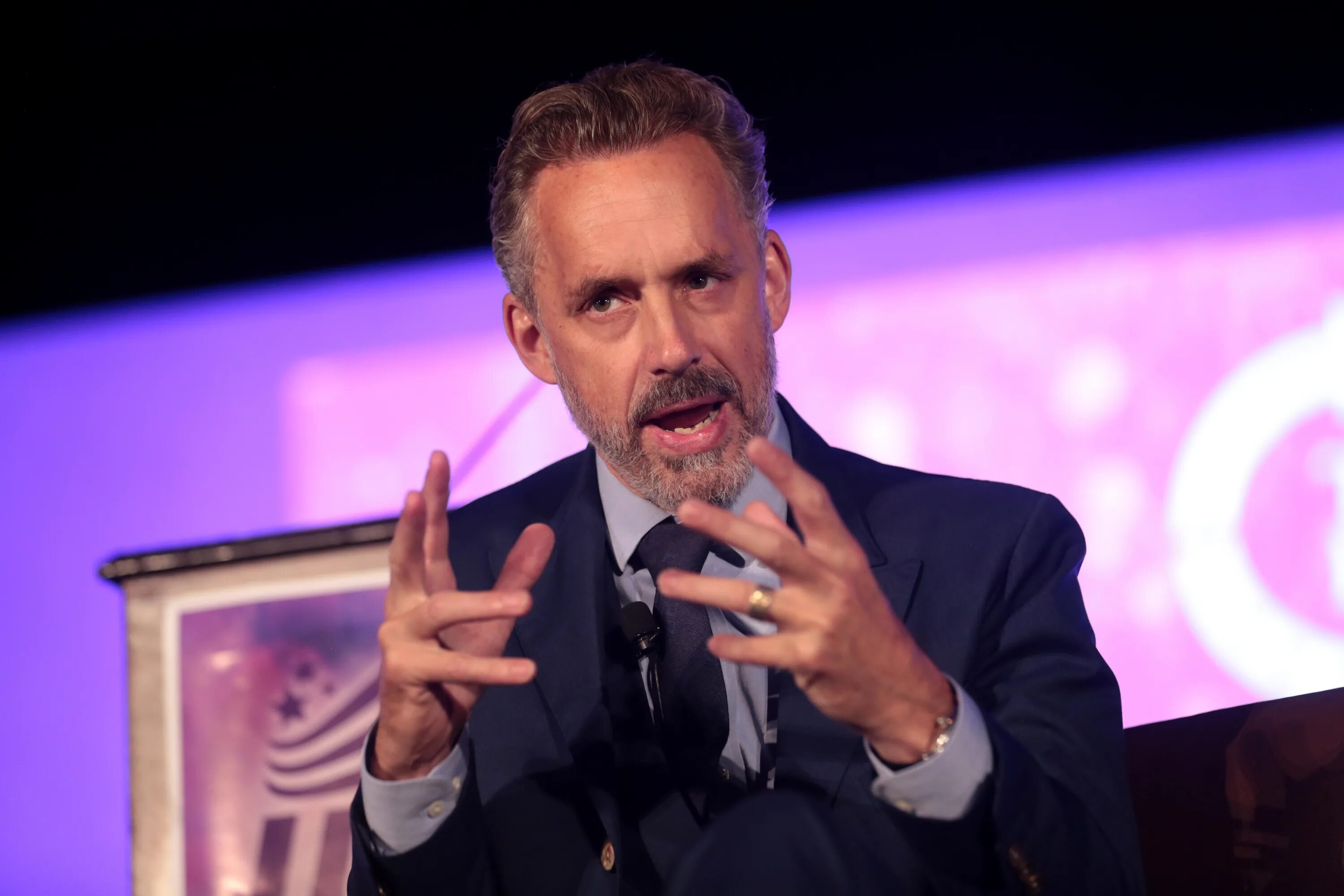 Джордж питерсон психолог. Jordan peterson. Jordan peterson speech. Бренд питерсон. Бренд питерсон.