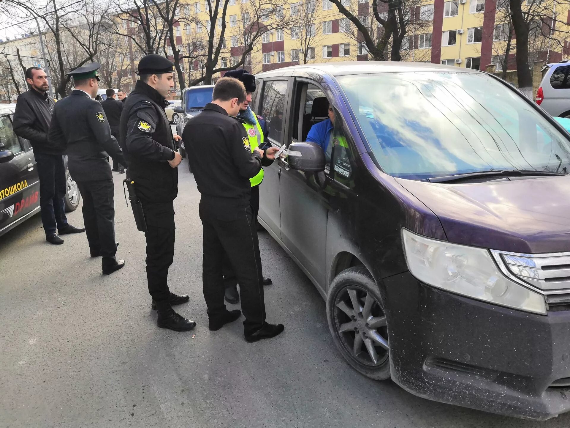 Приставы мостовской. Приставы Новороссийск. Конфискация транспортного средства. ФССП Новороссийск. Дорожный пристав.