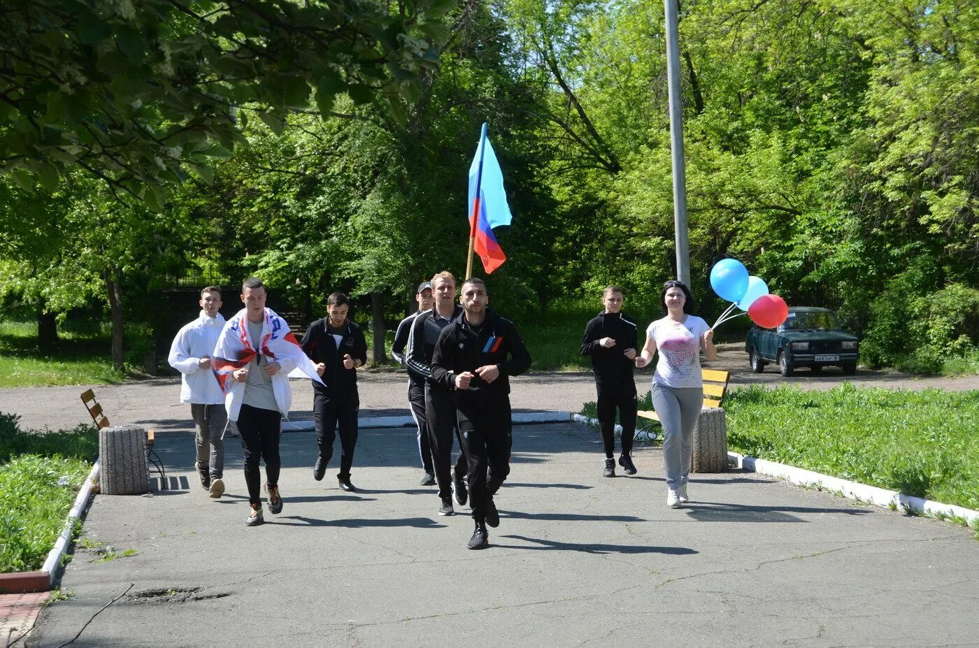 Алчевск луганская область последние новости. 12 мая день республики лнр. день флага лнр в алчевске. алчевская гвардия. 12 мая день республики лнр картинки.