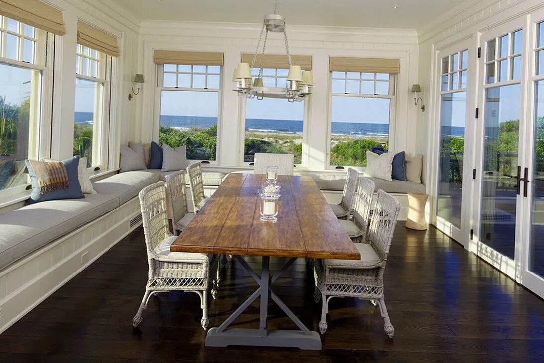 Кухня гостиная с выходом на террасу. Кухня в доме с выходом на террасу. Кухня с окном в частном доме. Столовая с панорамными окнами. Кухня с выходом на террасу.