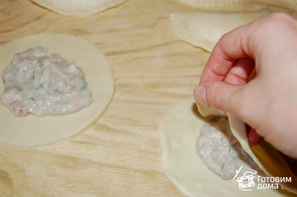 Чебуреки домашние тесто на воде. Чебуреки домашние замороженные. Как правильно лепить чебуреки фото пошагово.