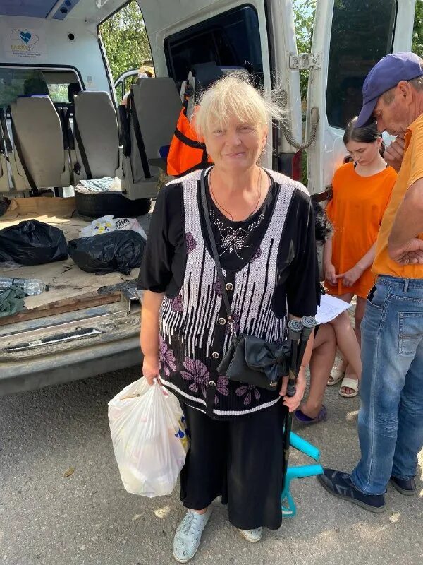 Vw crafter эвакуатор. услуги эвакуатора автосервис. автосалон повреждение автомобиля. эвакуатор фольксваген красная платформа. красивый эвакуатор.