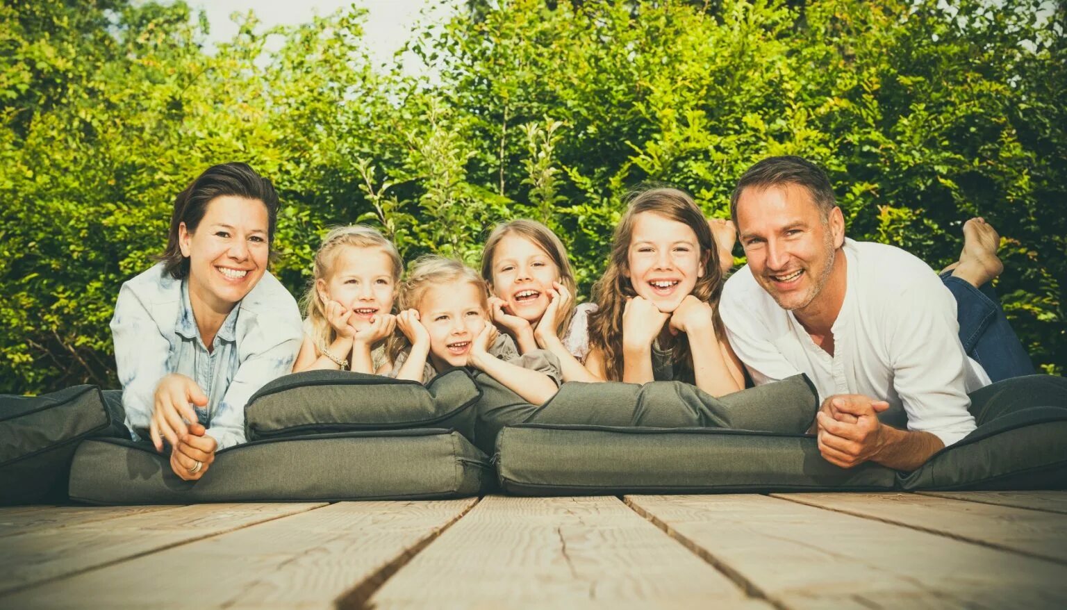 Фотосессия многодетной семьи. Дружная семья. Счастливые люди на природе. Семья. Семейная беседа.
