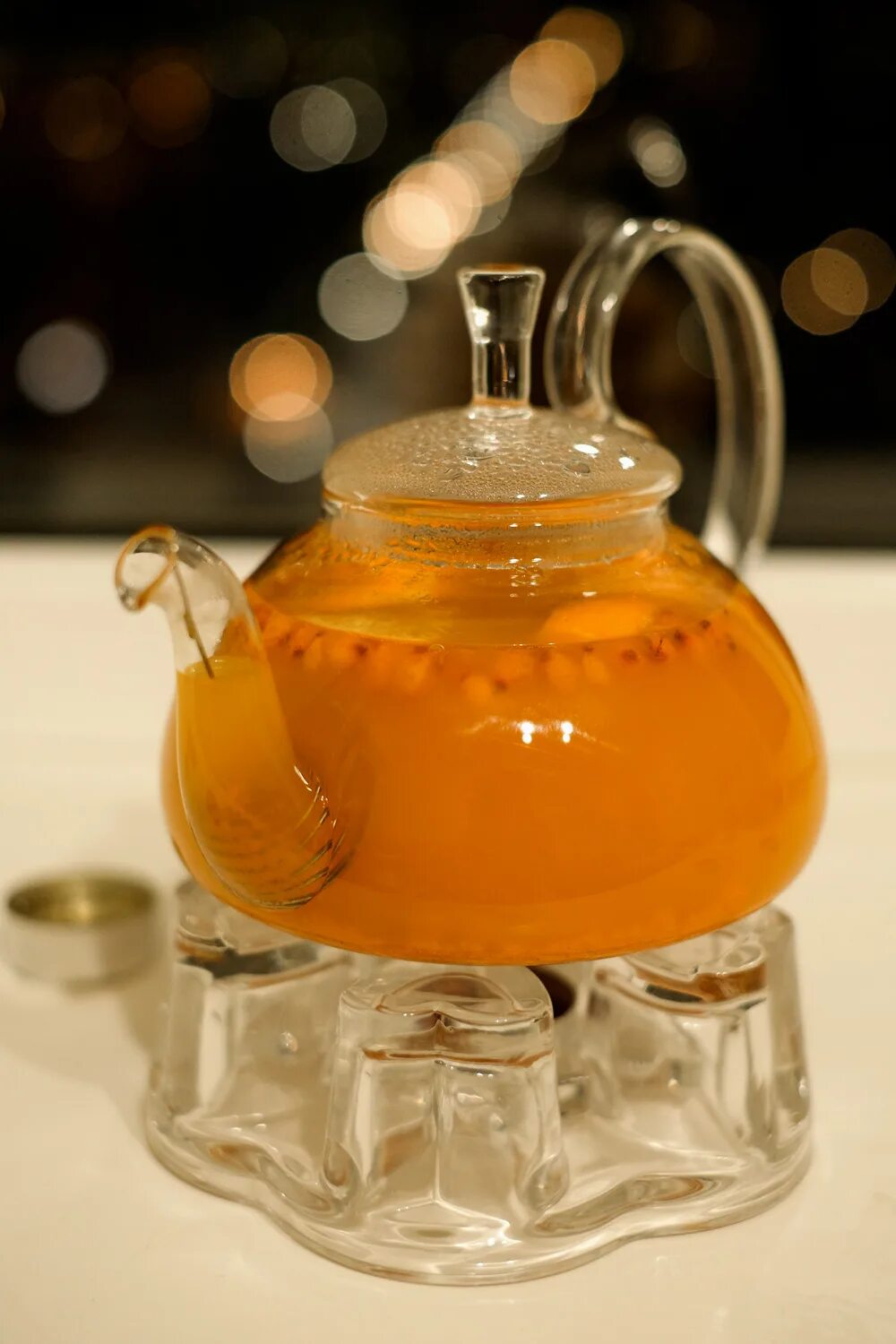 чай с облепихой и апельсином и имбирем. чай "облепиховый с имбирем". облепиховый чай в чайнике. чайник с облепихой. чай с облепихой и апельсином и имбирем.