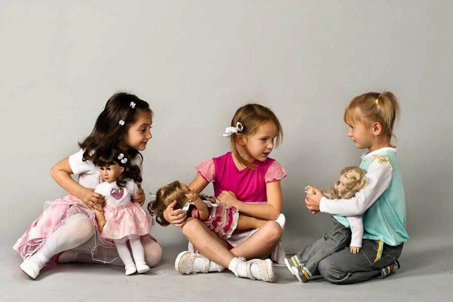 Куклы для девочек. Дети играют в куклы. Девочки играют. Девочка играет в куклы.