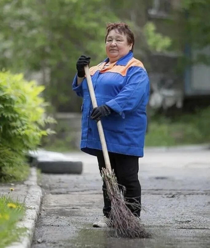 Женщина дворник. Стильный дворник. Уборщик дворник. Женщина дворник. Образ дворника.