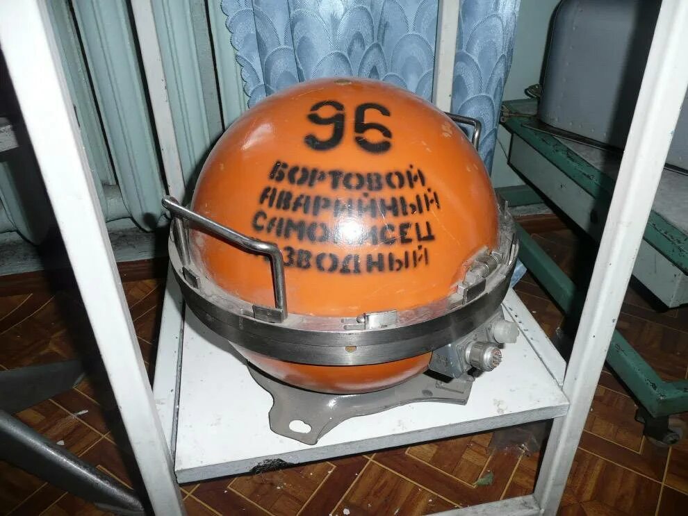 Ящик самолета. Бортовой самописец черный ящик. чёрный ящик речевой самописец. бортовой самописец самолета. чёрный ящик в самолёте.
