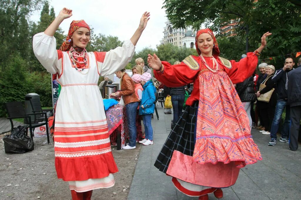 Народные гуляния Барыня. Русский народный зажигательный танец. Русские пляшут. Люди танцуют народные фото. Поющая душа россии