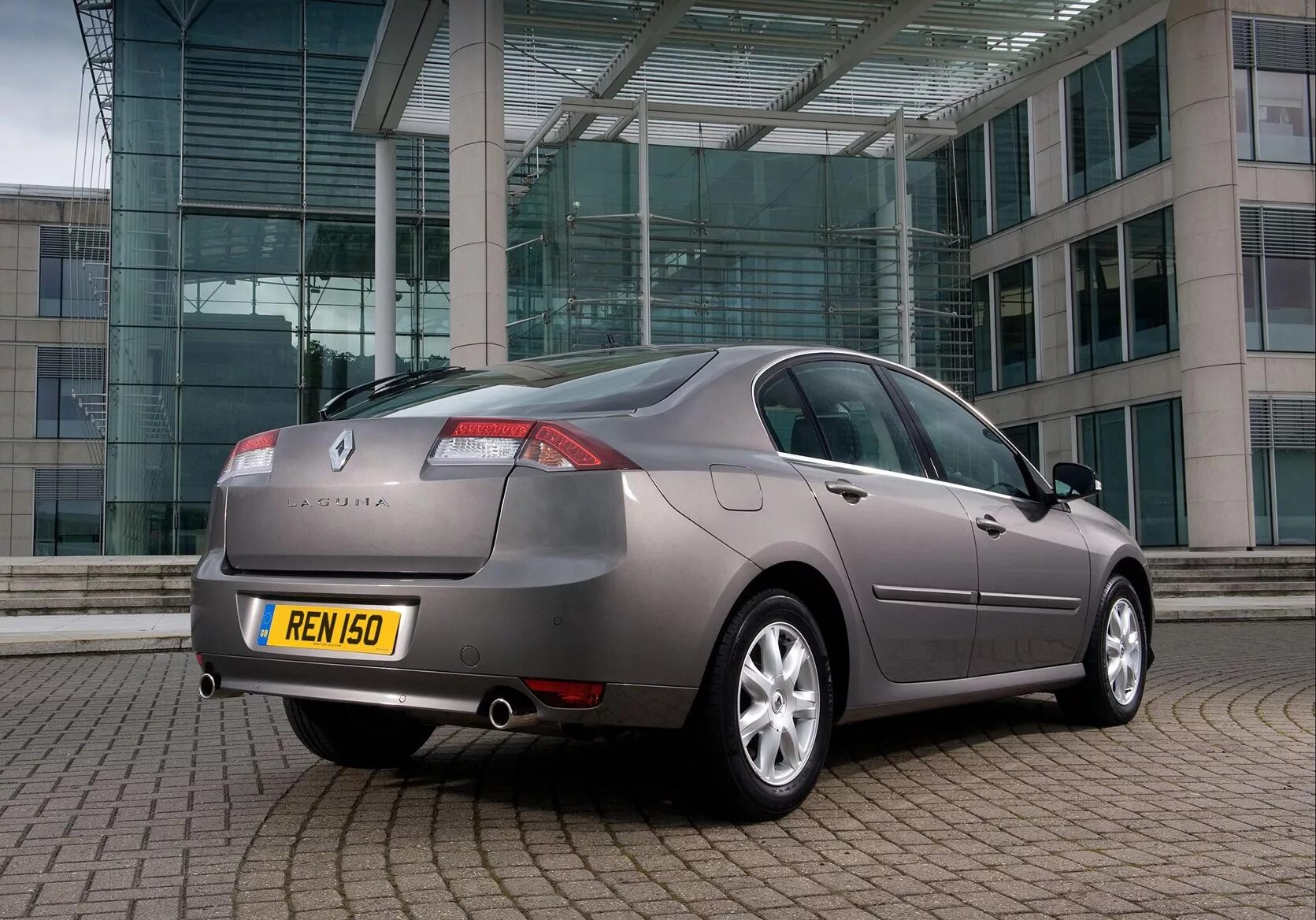 Renault Laguna фотоальбом - автомобильный журнал Simplycars.ru