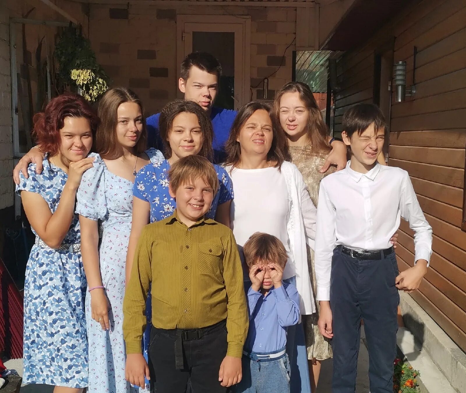 Многодетная семья в России. Семья с 4 детьми. Многодетные семьи 2013. 7 Детей в семье.