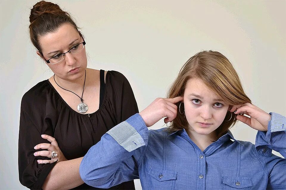 Строгие родители. Учитель отчитывает ребенка. Строгое воспитание детей. Строгие родители. Картинка семья и гаджеты с логопедом.